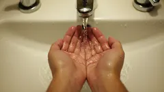 Perché non dovresti lavarti le mani nel bagno dell’aereo?